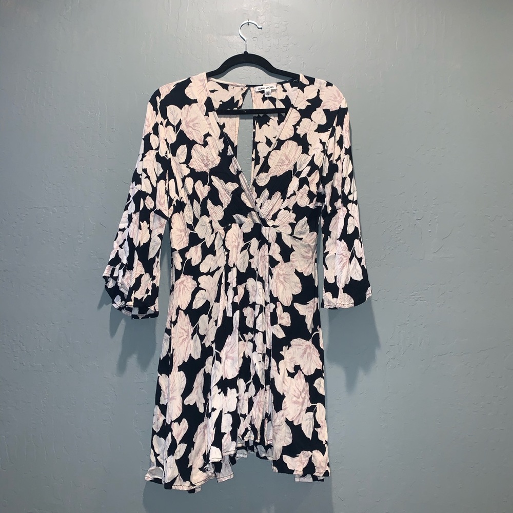 ✨ DRESSES BUNDLE SALE✨ Billabong B&W mini dress.